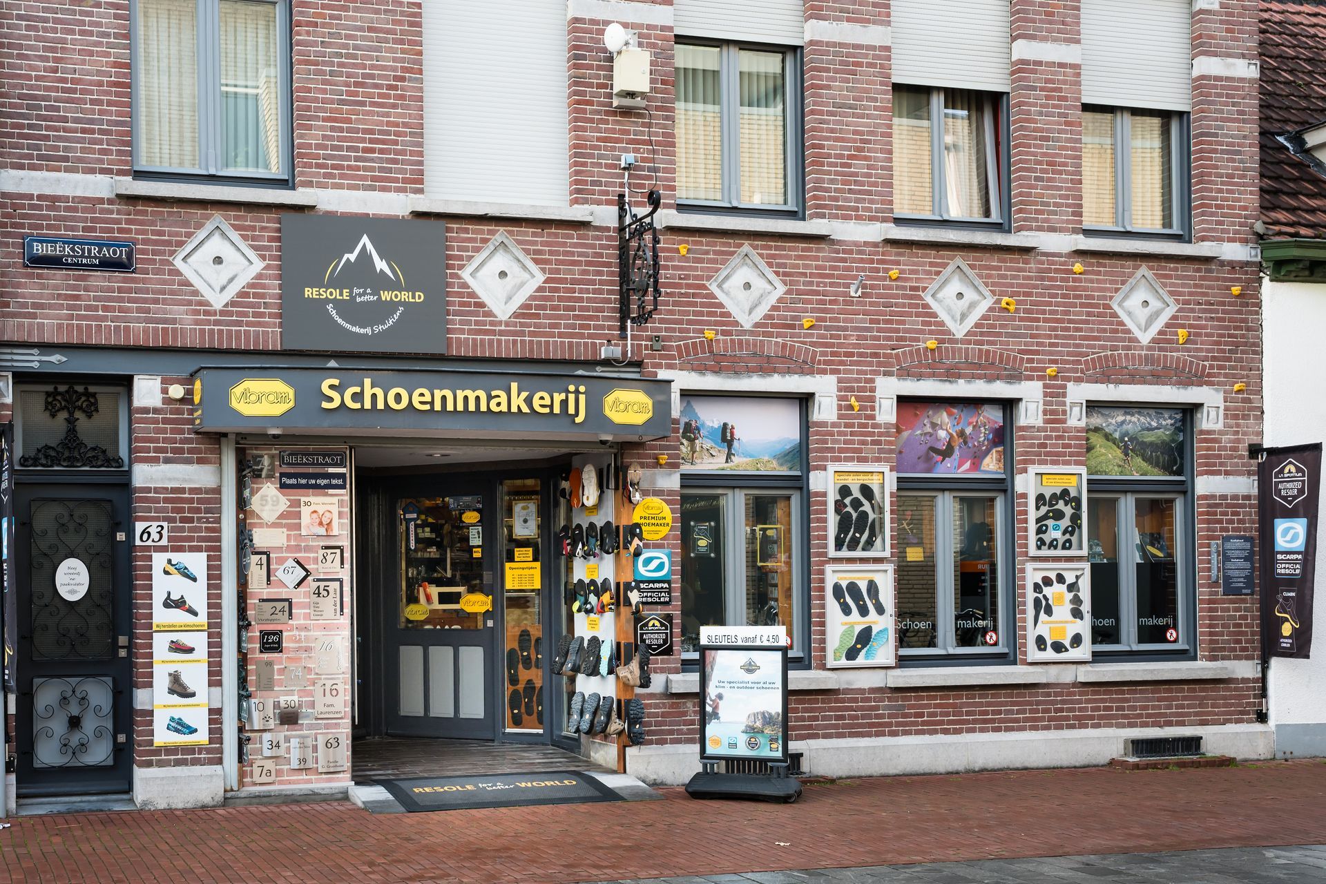De winkel van Schoenmakerij Stultiens aan de Beekstraat in Weert