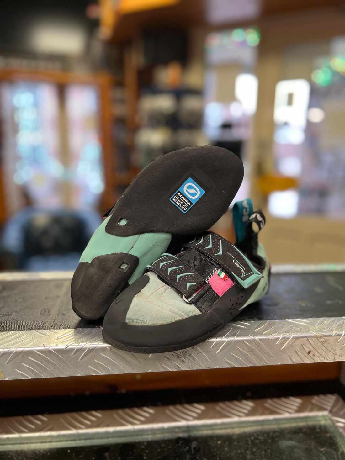 Hetzelfde paar klimschoenen na de verzoling, met nieuw rubber