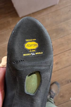 Klantfoto: verse zool met gouden Resoled with Vibram XS Grip stempel